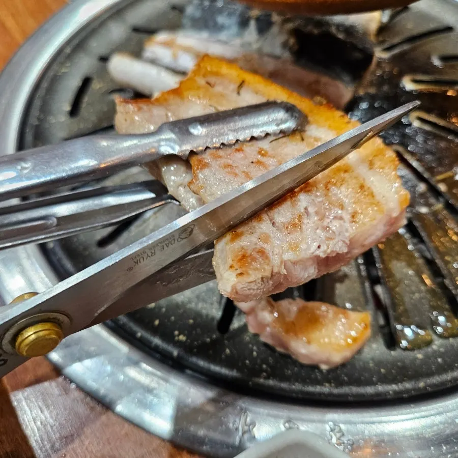 굽기 시작한 장어와 삼겹살 불판