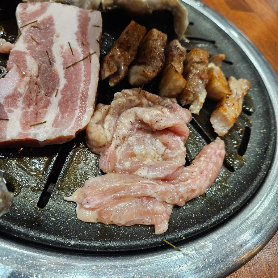 삼겹살 기름이 코팅된 불판 위 장어