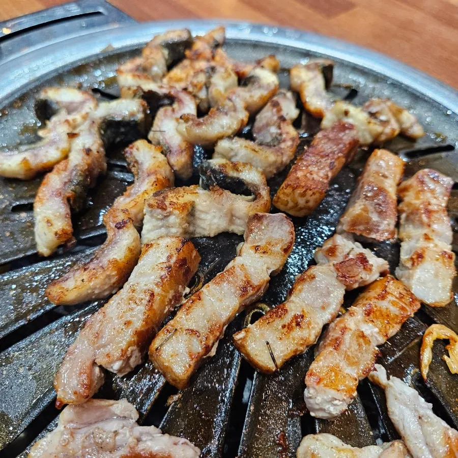 장어와 삼겹살, 목살이 함께 익는 불판