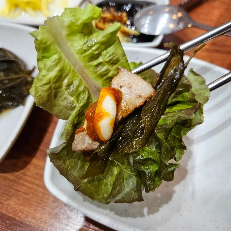 노릇하게 구워진 장어와 고기