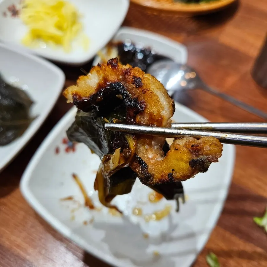 상추에 삼겹살과 깻잎지를 올린 쌈