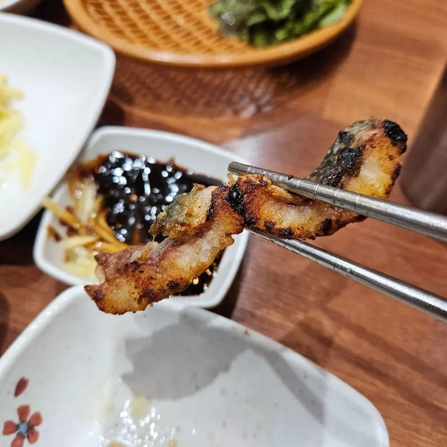 소스에 찍은 민물장어 한 점