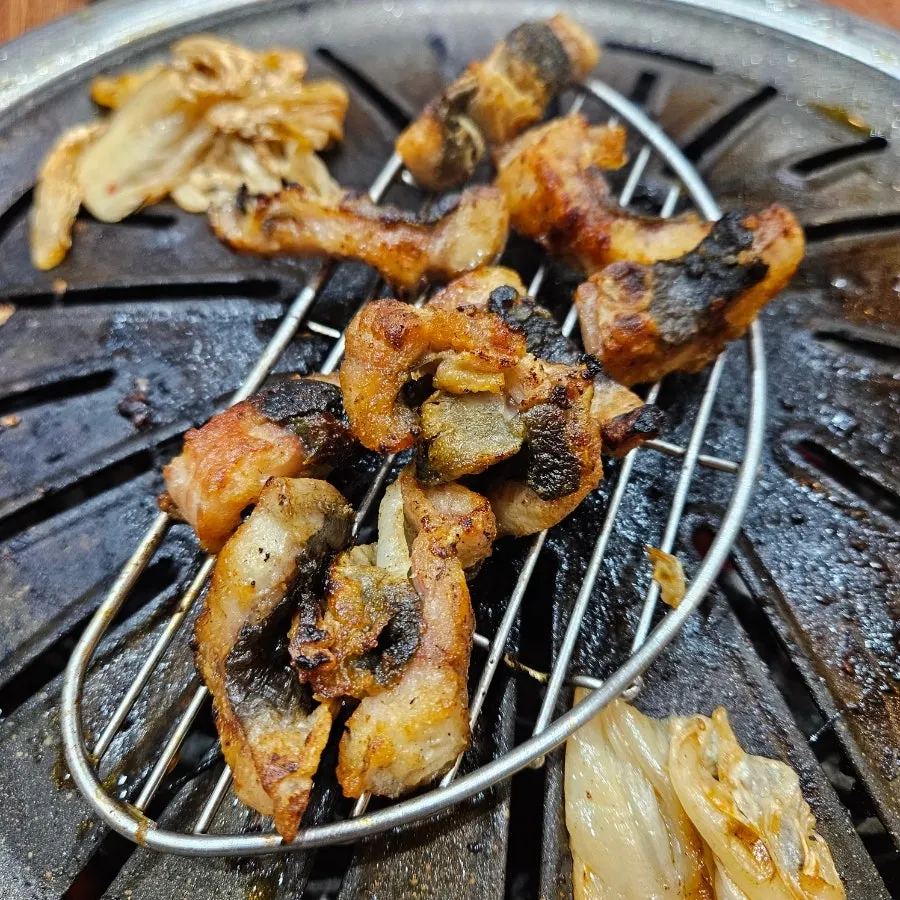 기름장에 찍은 닭 목살 구이