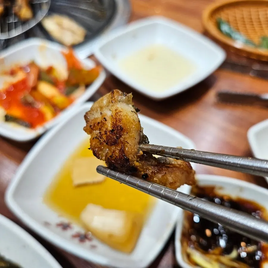 장어와 삼겹살로 차려진 저녁 술상