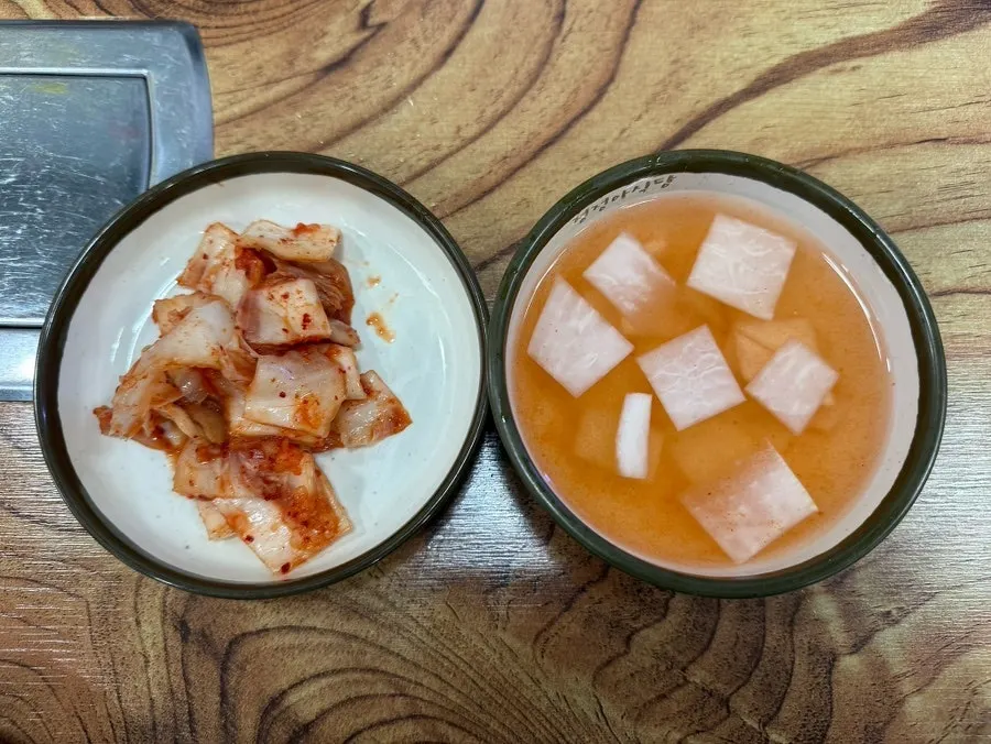 닭볶음탕과 꼬막무침 주문 상차림