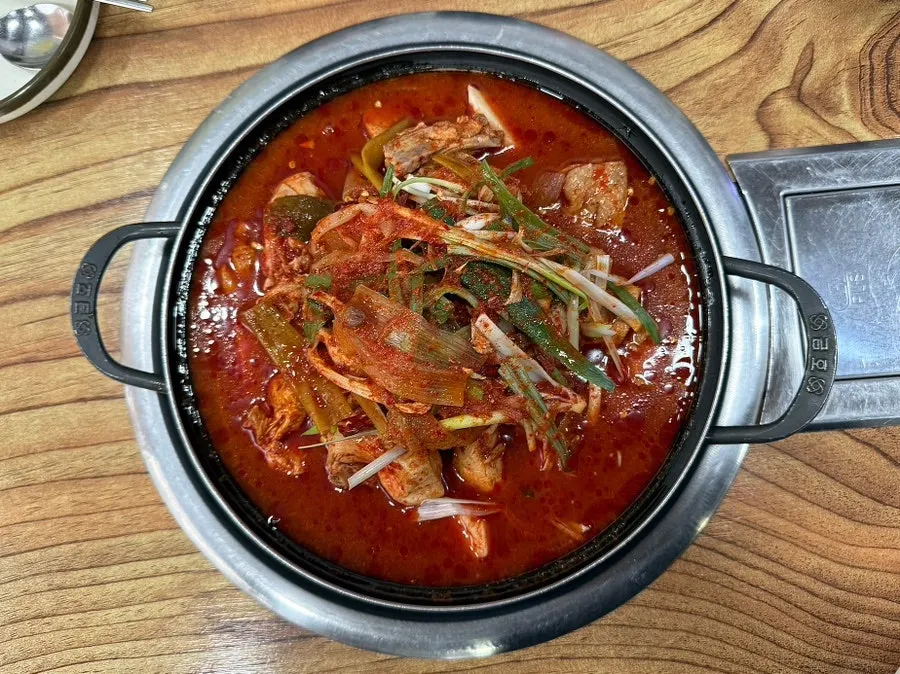 기본 반찬과 물김치 상차림