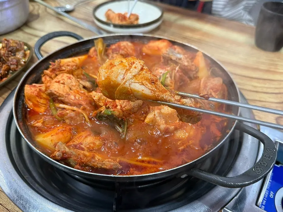 고추기름 뜬 닭볶음탕 국물