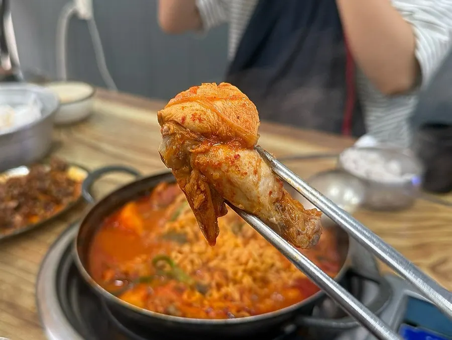 국물을 덜어 조리하는 닭볶음탕