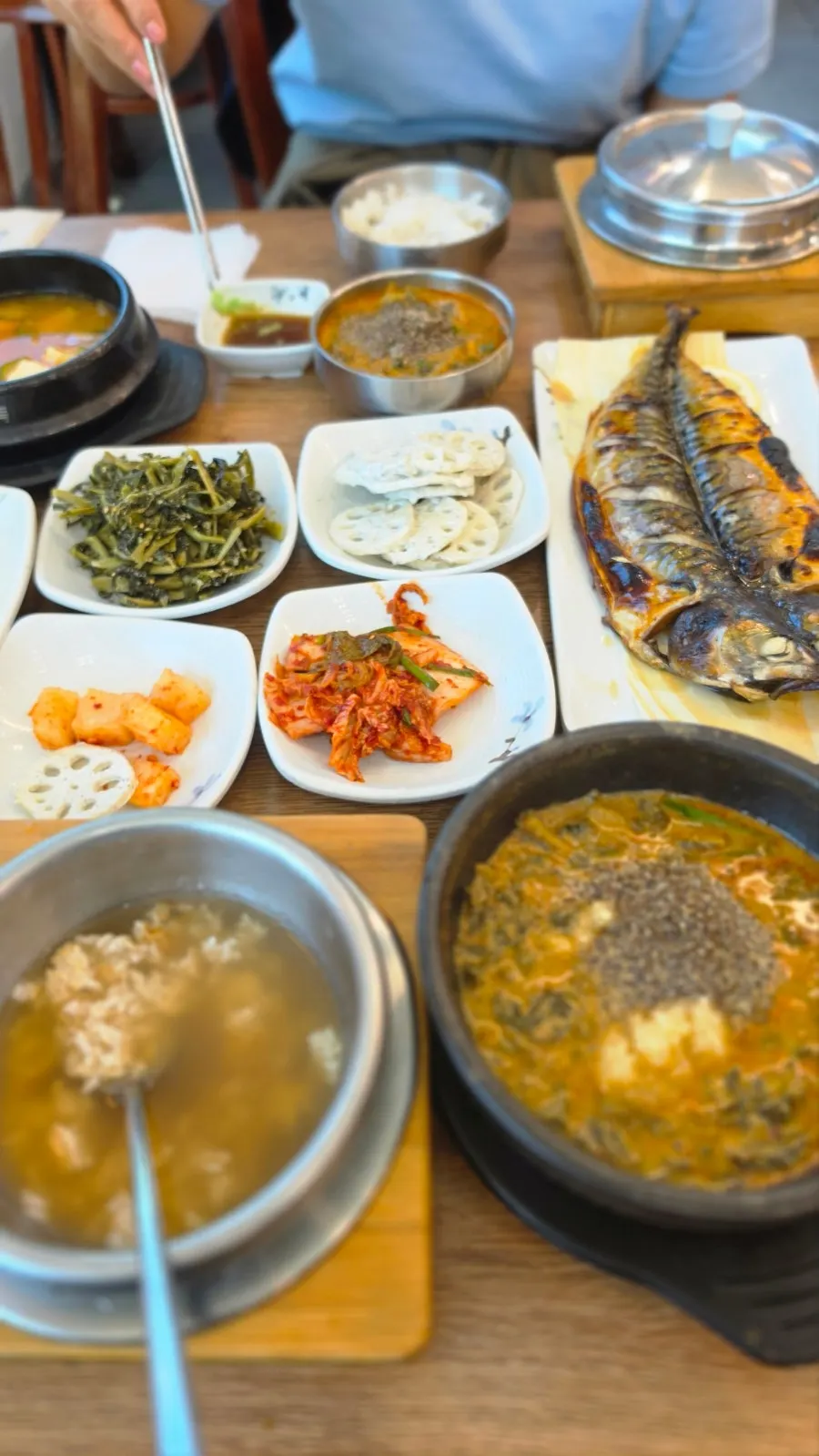 고등어구이를 발라 먹는 모습