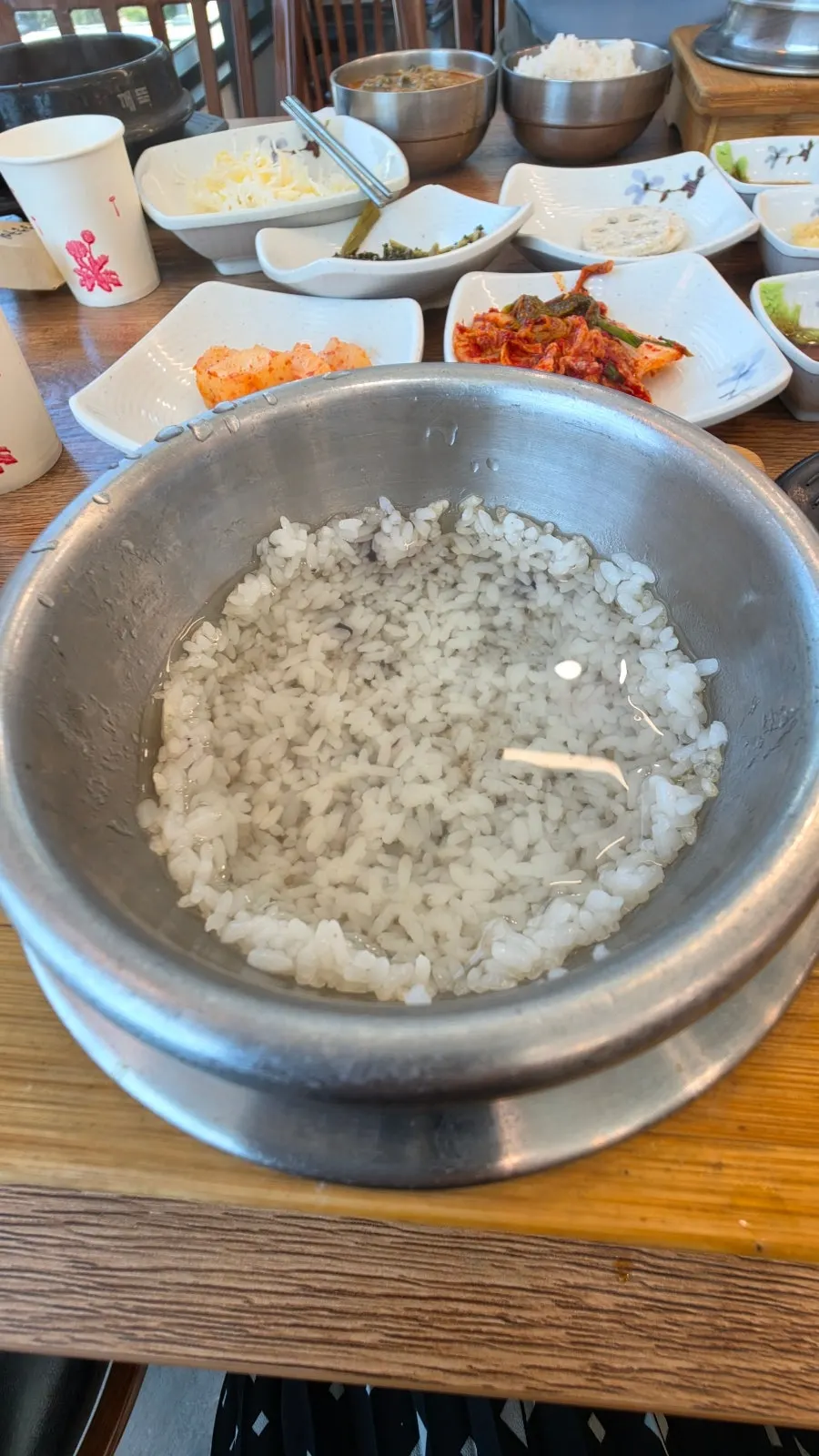 전복추어탕과 고등어구이 식사 장면