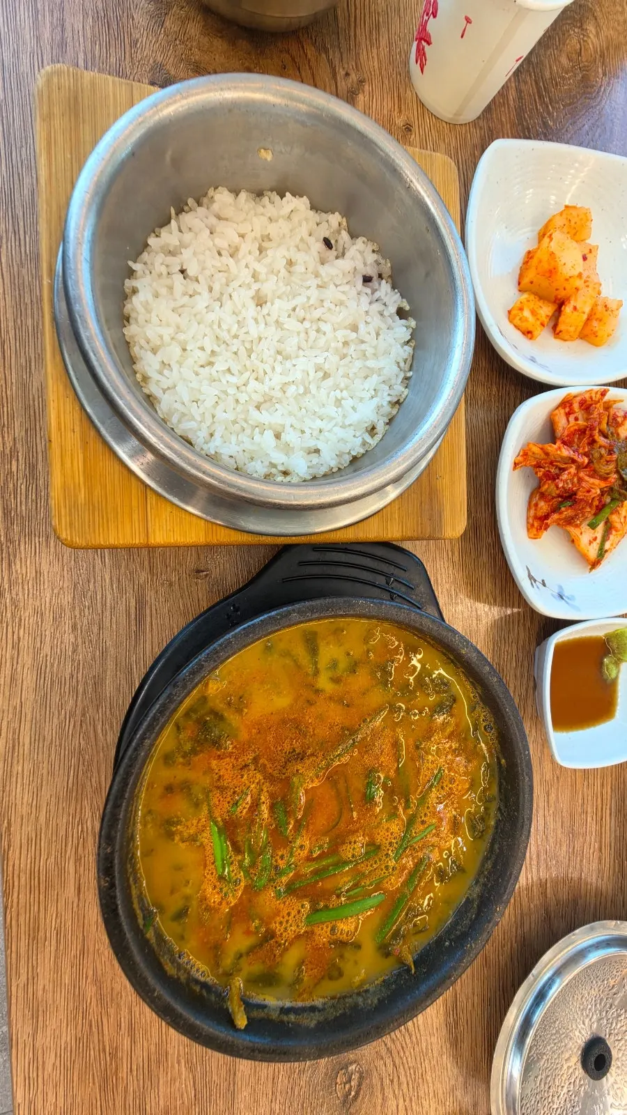 테이블 위 추어탕과 반찬