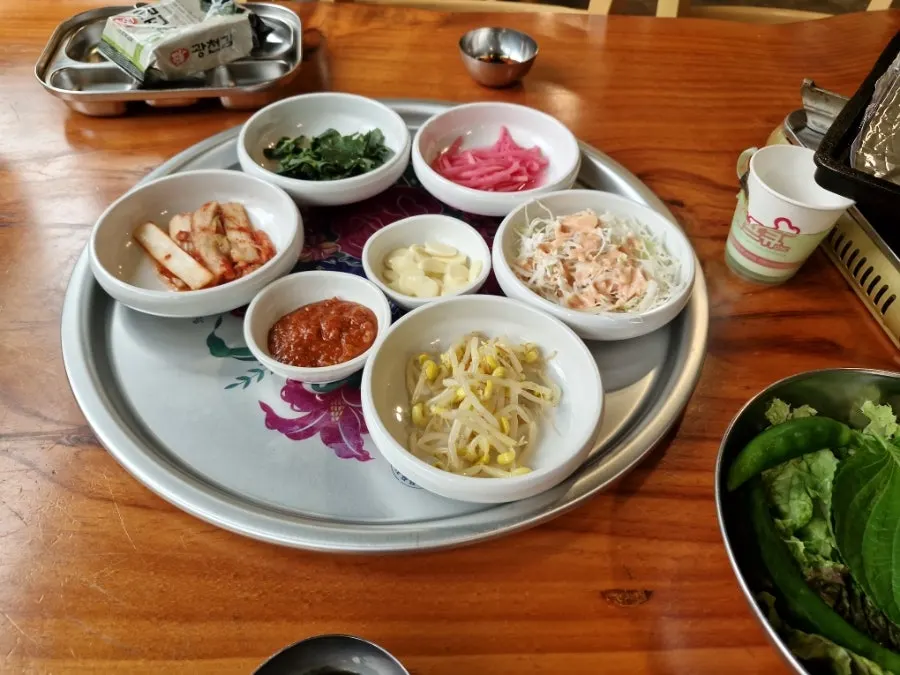 김치와 쌈장이 놓인 기본 반찬
