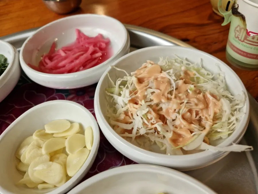 반찬과 쌈 채소를 가져오는 셀프바