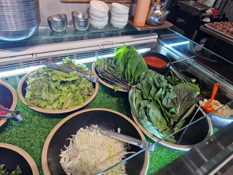 통창 너머 잔디밭이 보이는 테이블