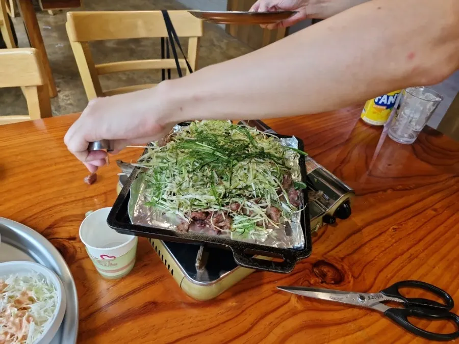 특제소스에 찍은 연탄불고기 한 점