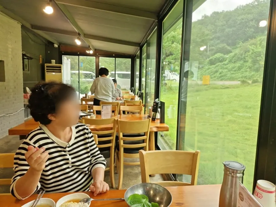쌈채소와 함께 곁들인 수제 반찬