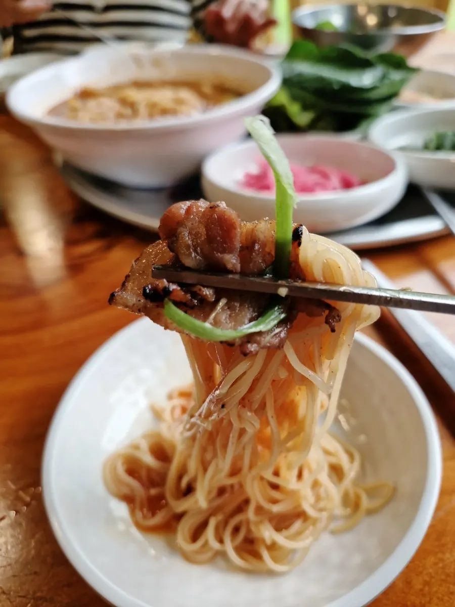 큰 그릇에 꽉 차게 나온 시그니처 비빔국수