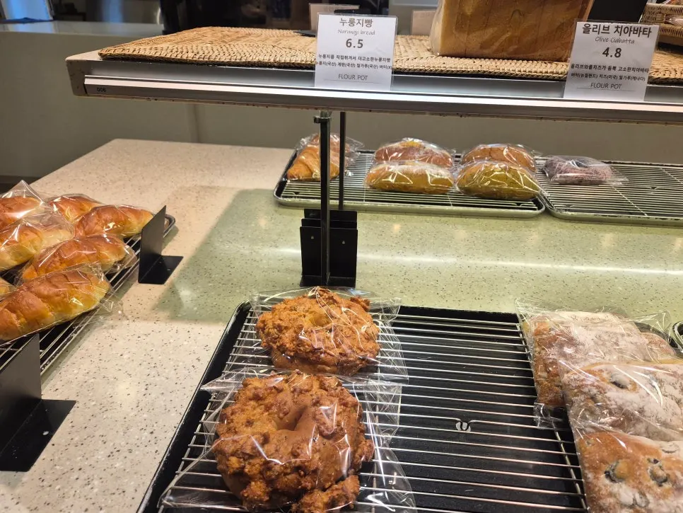 Individually wrapped pretzel meringue and cookies