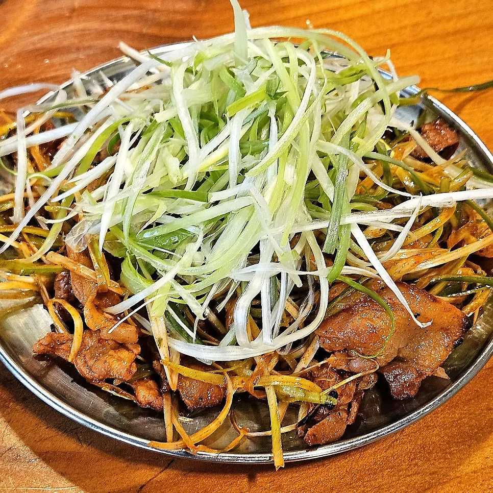 파채 올린 연탄불고기 클로즈업