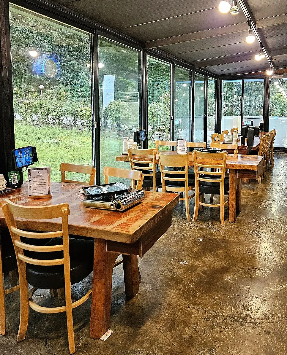 산뷰가 보이는 통창 창가 좌석