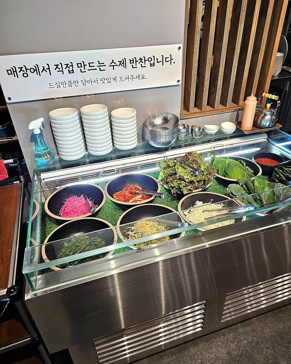 쌈채소와 반찬이 놓인 셀프바