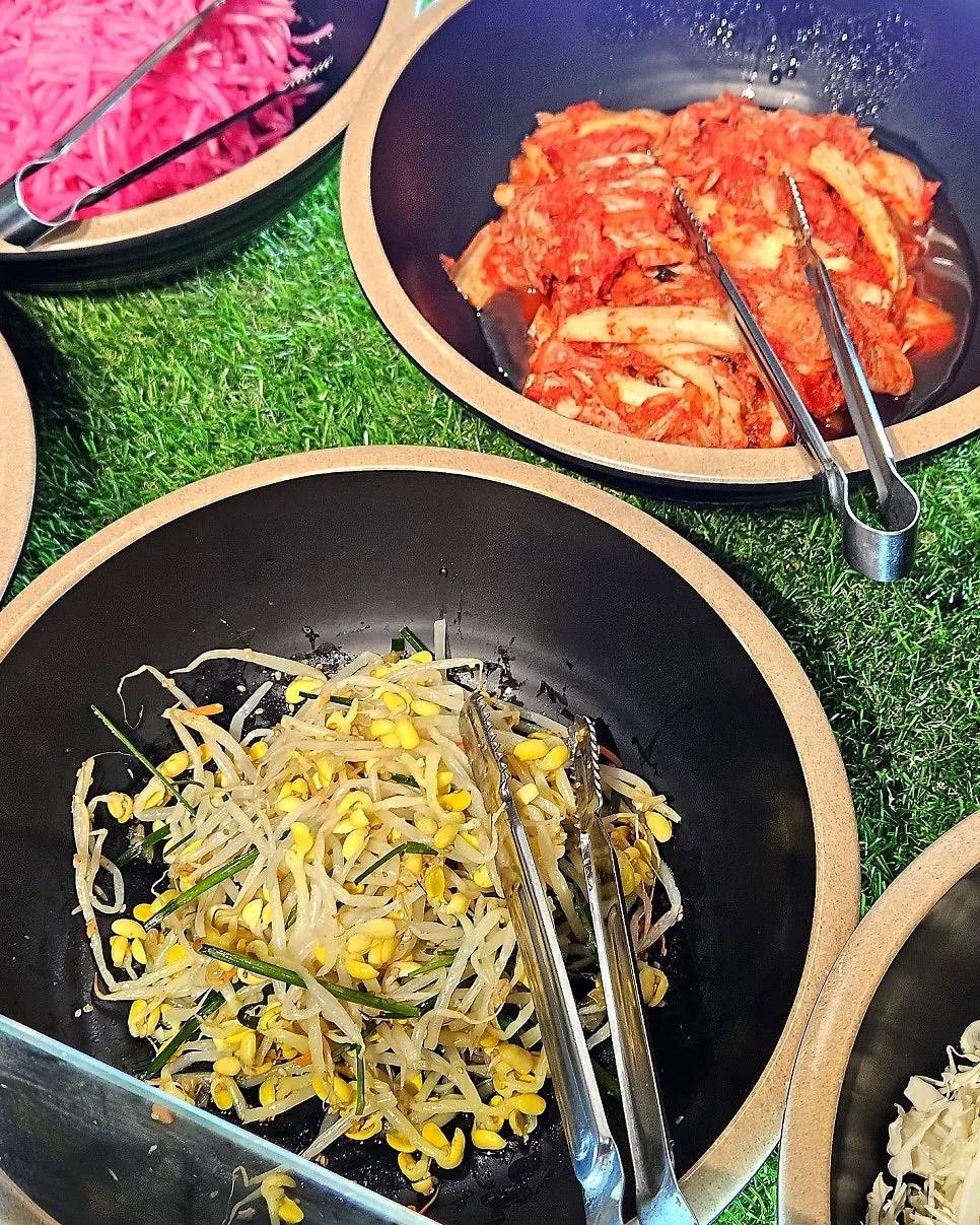 김치와 나물 등 기본 반찬 셀프바