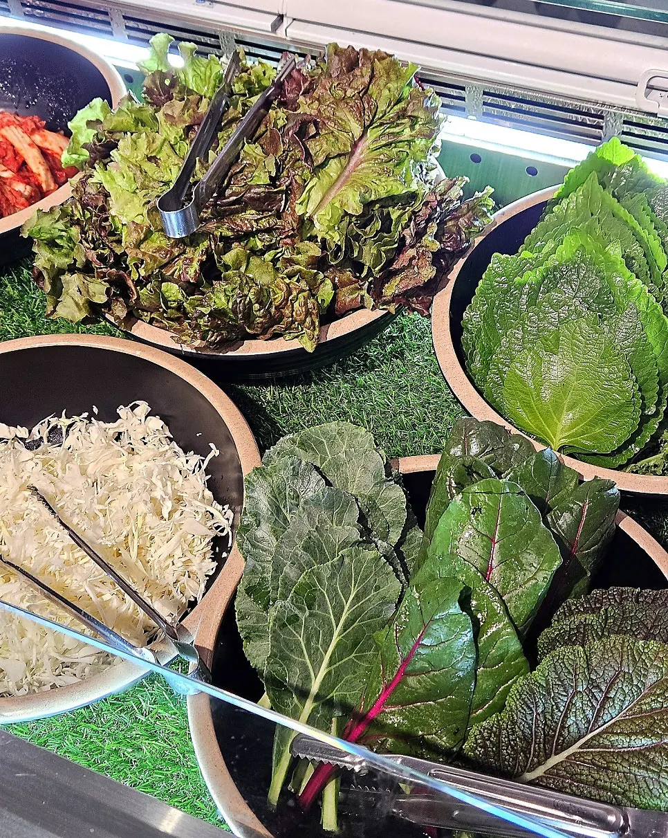 접시에 담아온 쌈채소와 반찬