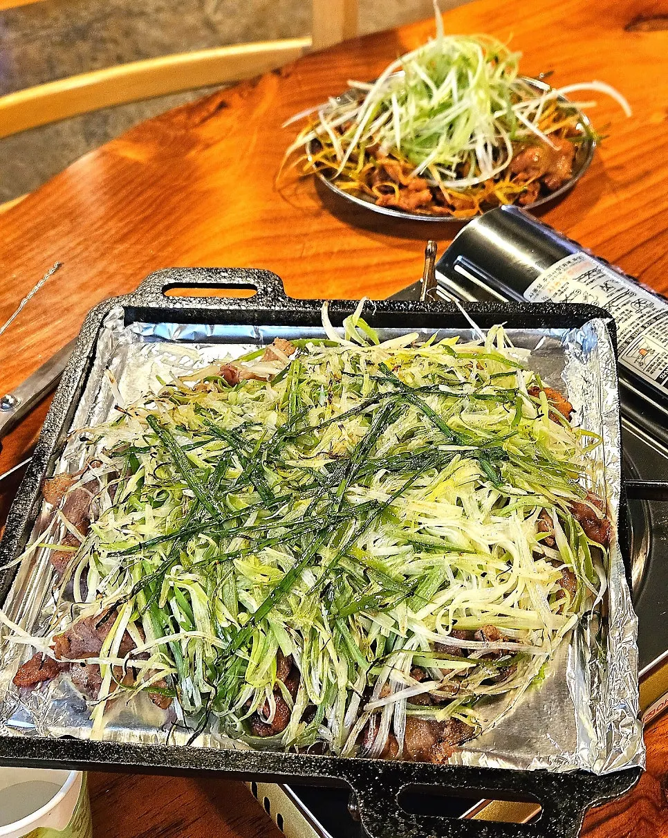파채가 수북이 올라간 연탄파채불고기와 고추장불고기