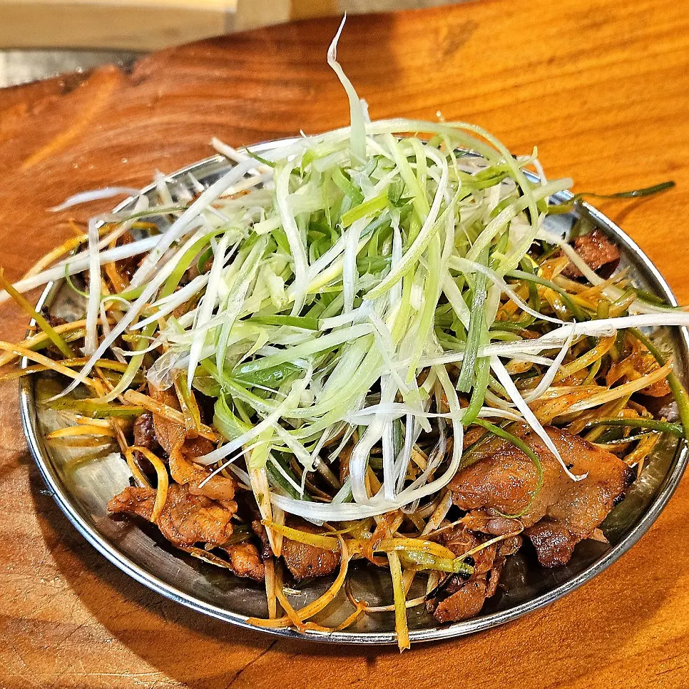 노릇하게 초벌된 연탄불고기 클로즈업