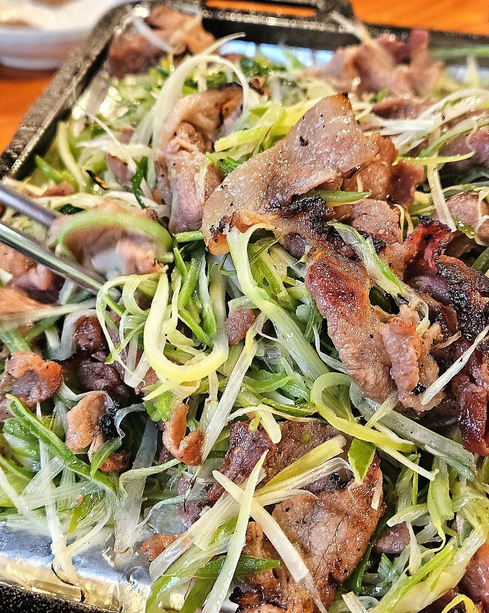 불판에서 다시 익히는 연탄파채불고기