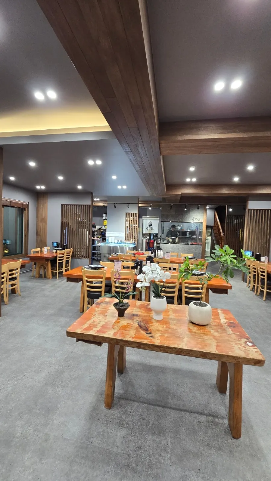 Hall seating with wooden tables