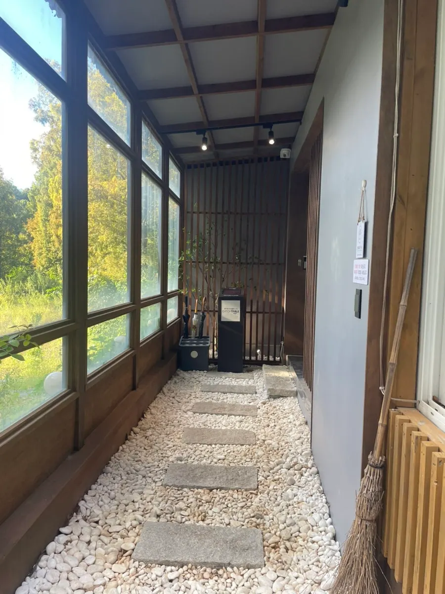 Clean, tidy entrance of Bulhyangjip
