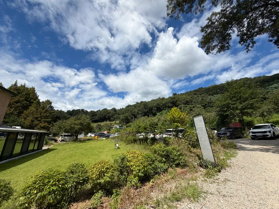 The large dedicated parking lot in front of Bulhyangjip