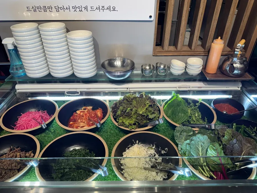 수제 밑반찬과 쌈채소가 놓인 셀프바
