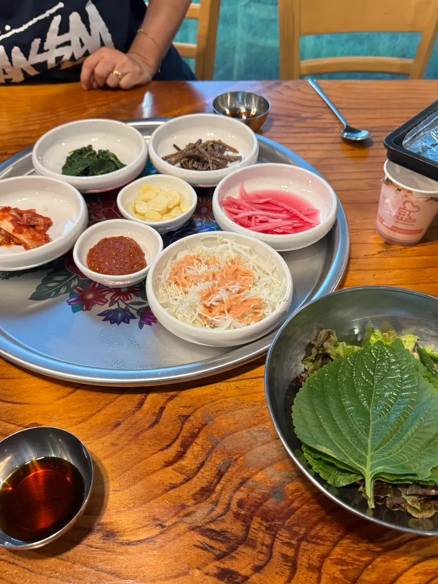 연탄불고기와 평일 점심 한상이 적힌 불향집 메뉴판