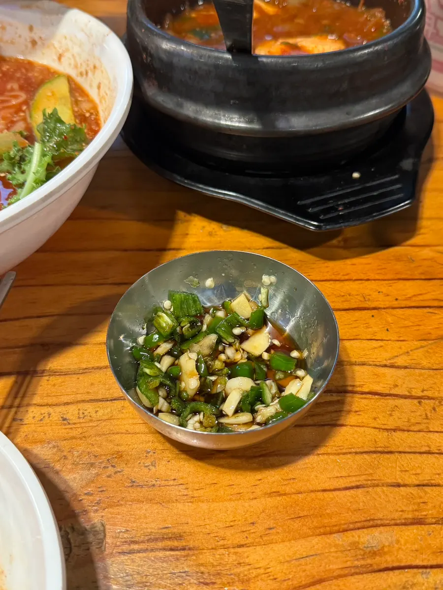 쌈채소에 올려 싸 먹는 연탄 파전불고기