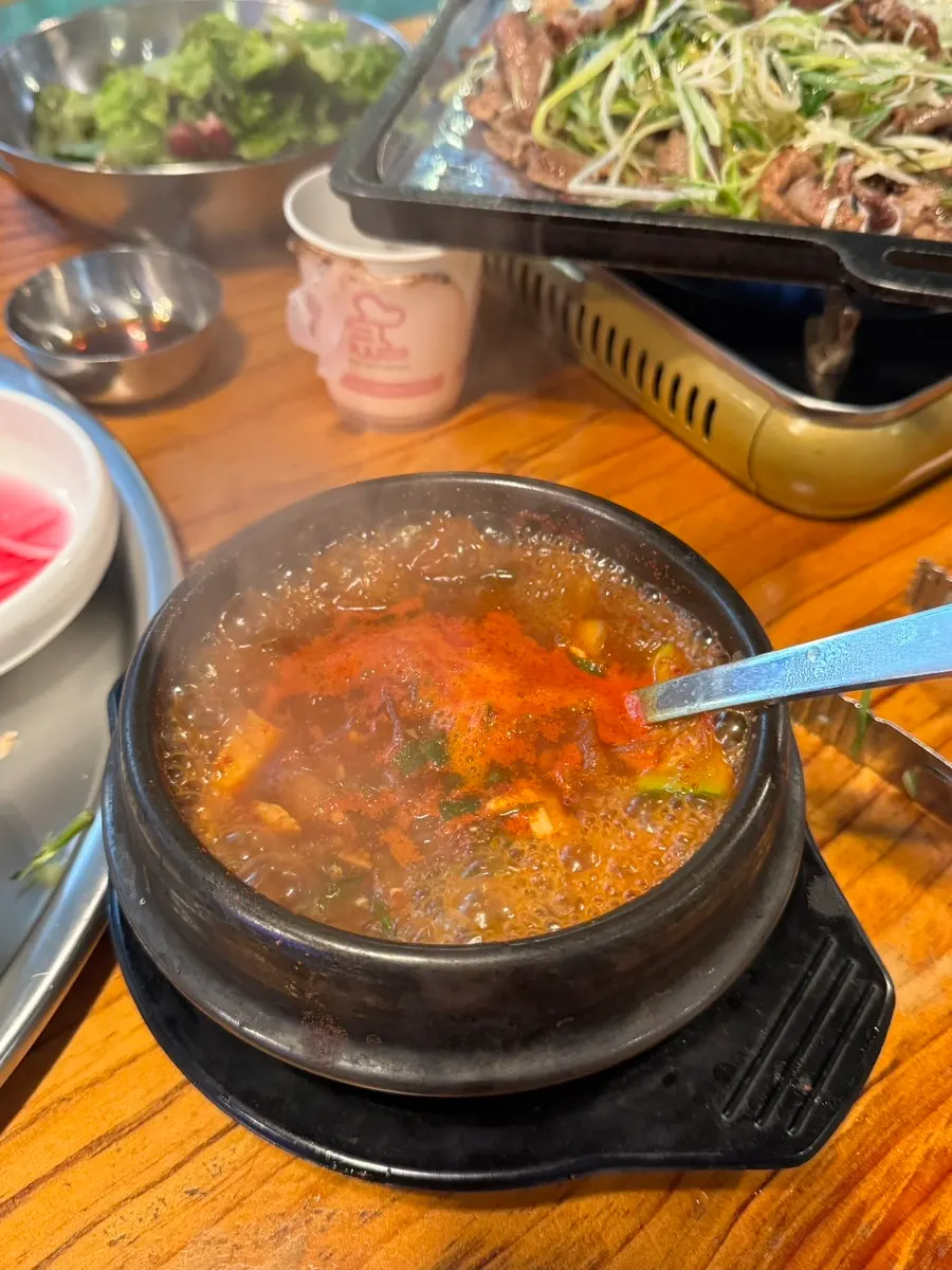 특제소스에 찍은 불고기와 파채 조합