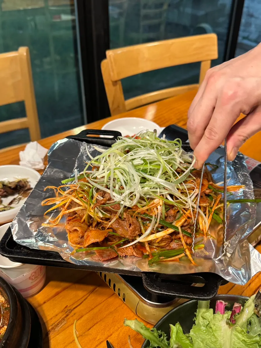 비빔국수와 연탄불고기를 함께 먹는 조합