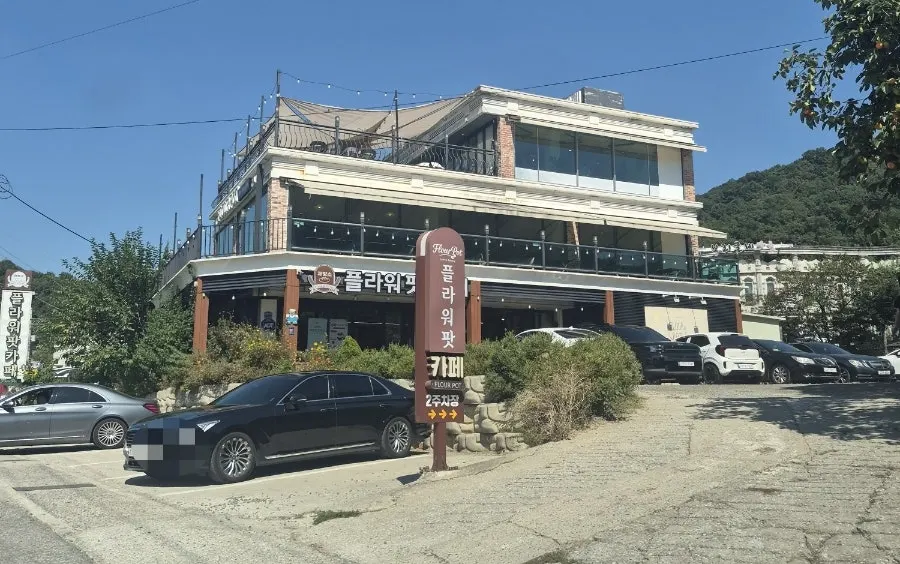 건물 전체를 쓰는 대형 베이커리 카페 전경