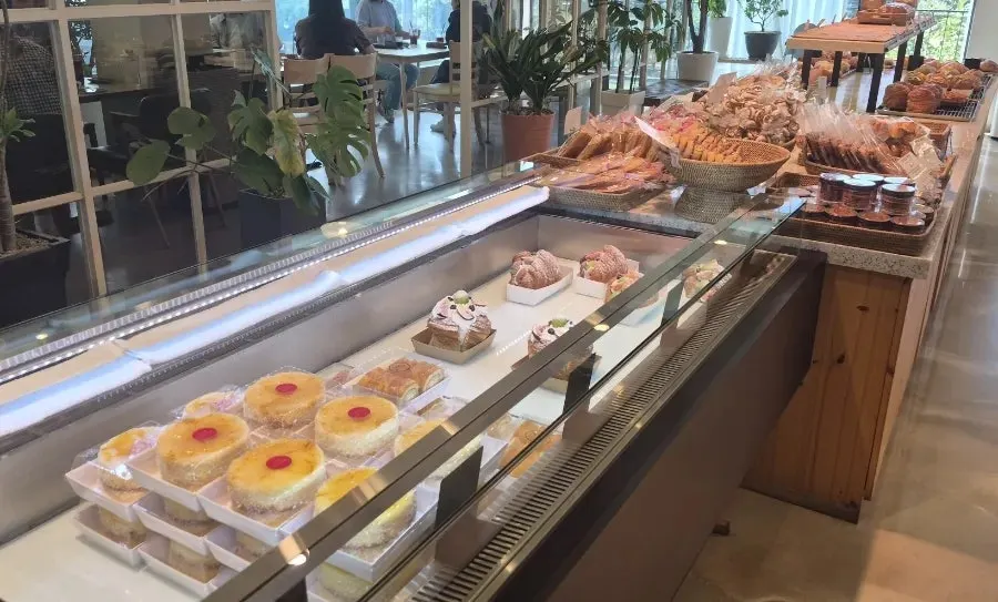 빵이 진열된 베이커리 코너