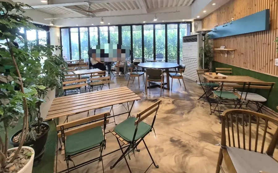 식물이 많은 카페 실내 전경