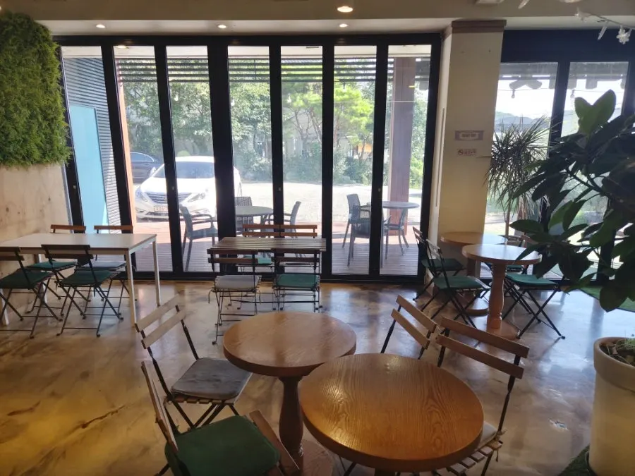 Large dedicated parking lot in front of Flowerpot Cafe