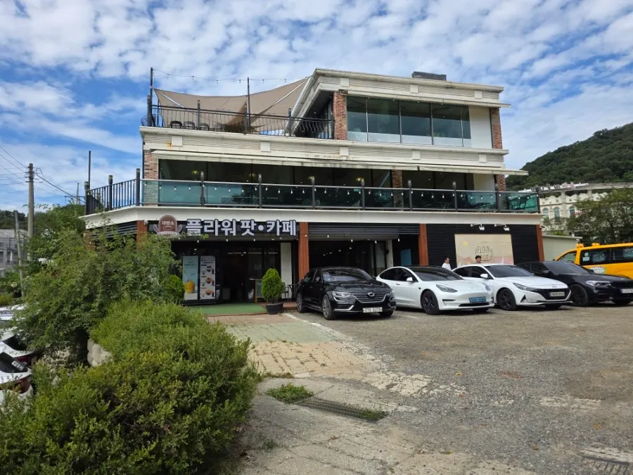 건물 전체가 카페인 플라워팟카페 외관