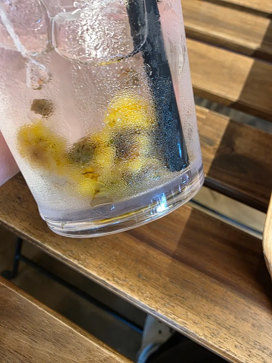 아이스 국화차 한 잔