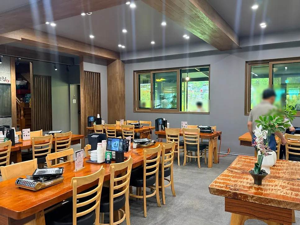 Spacious interior hall of Bulhyangjip Mulwang Lake Main Branch