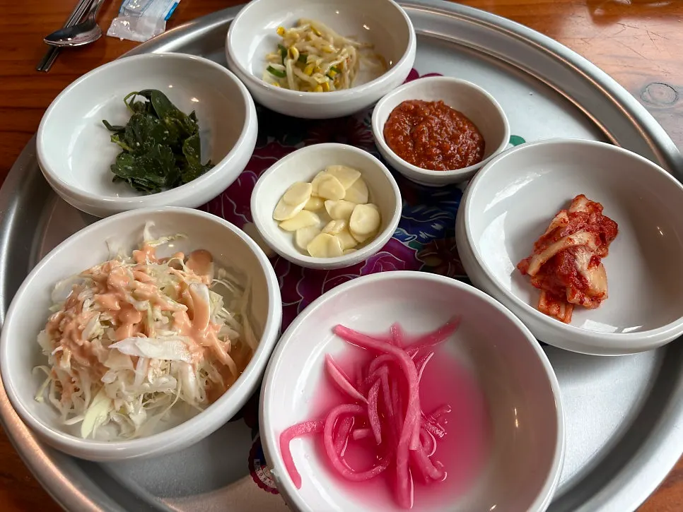 먼저 차려진 밑반찬 한상