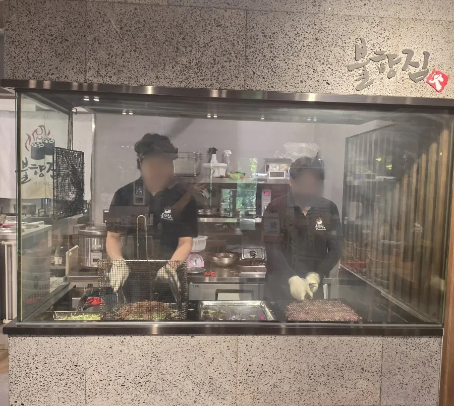 매장 한쪽 연탄 초벌 조리 공간