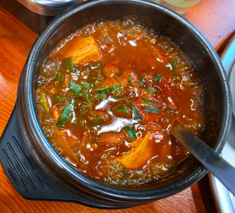 반찬을 더 담을 수 있는 셀프 샐러드바