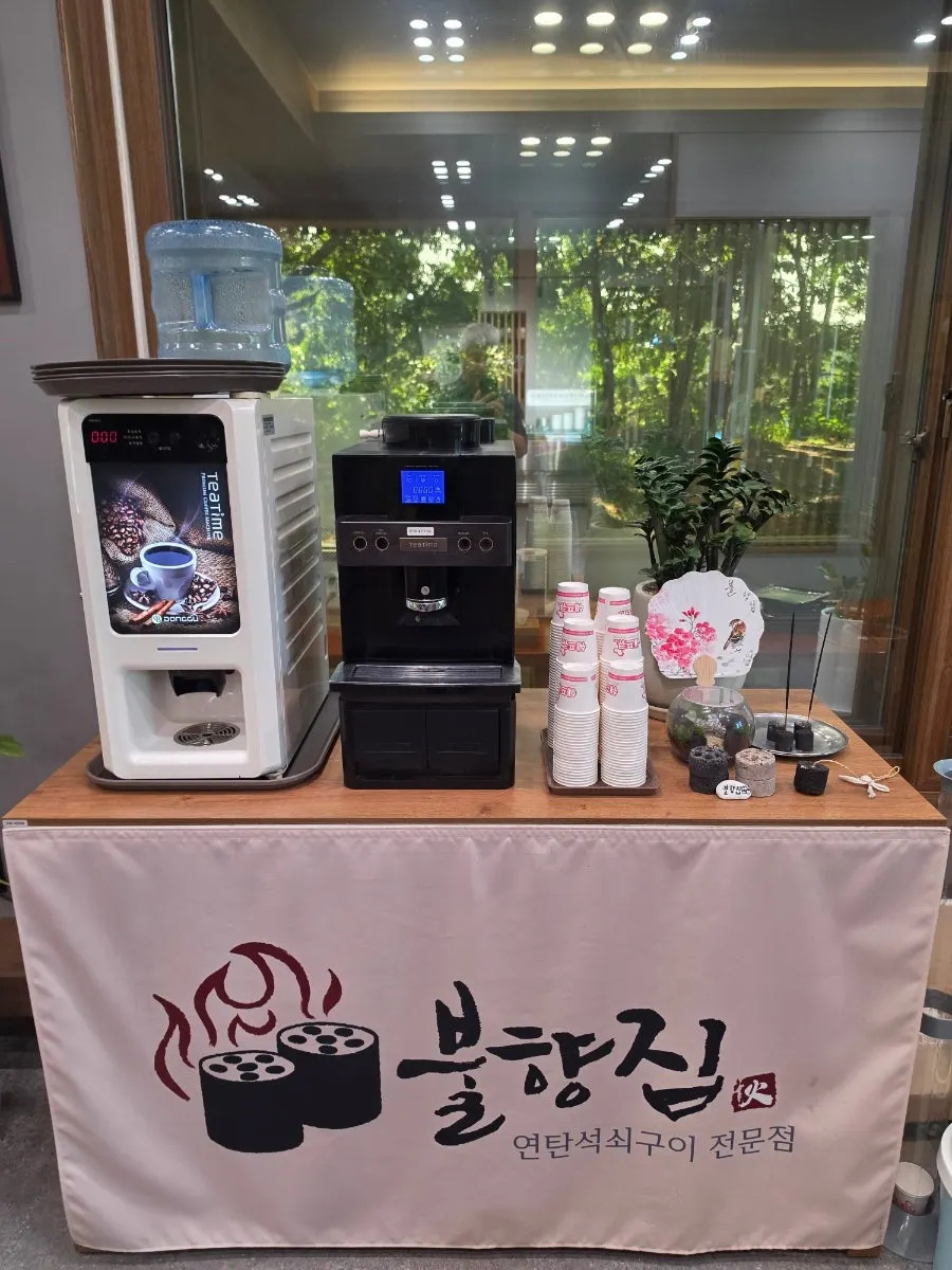 카운터 앞 커피 자판기
