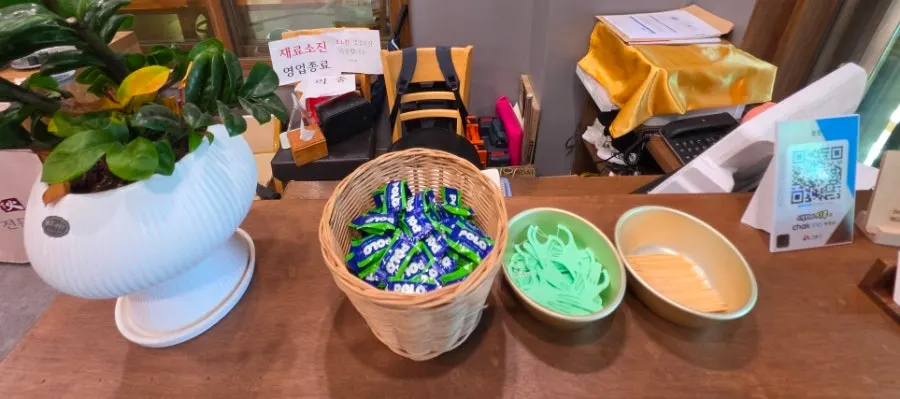카운터에 놓인 사탕과 치실